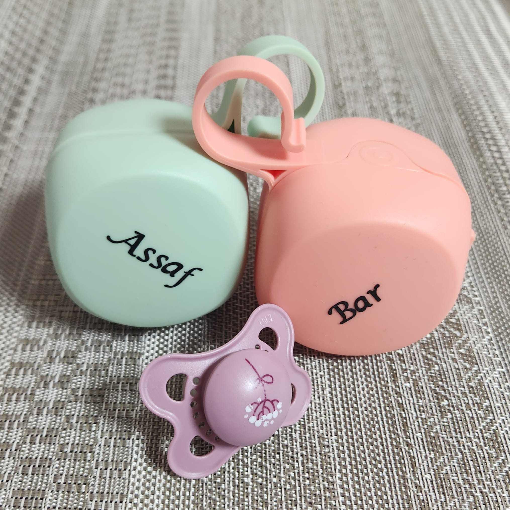 מחזיק למוצץ עם שם – מוצר מעוצב בהתאמה אישית של ליבי-שופ