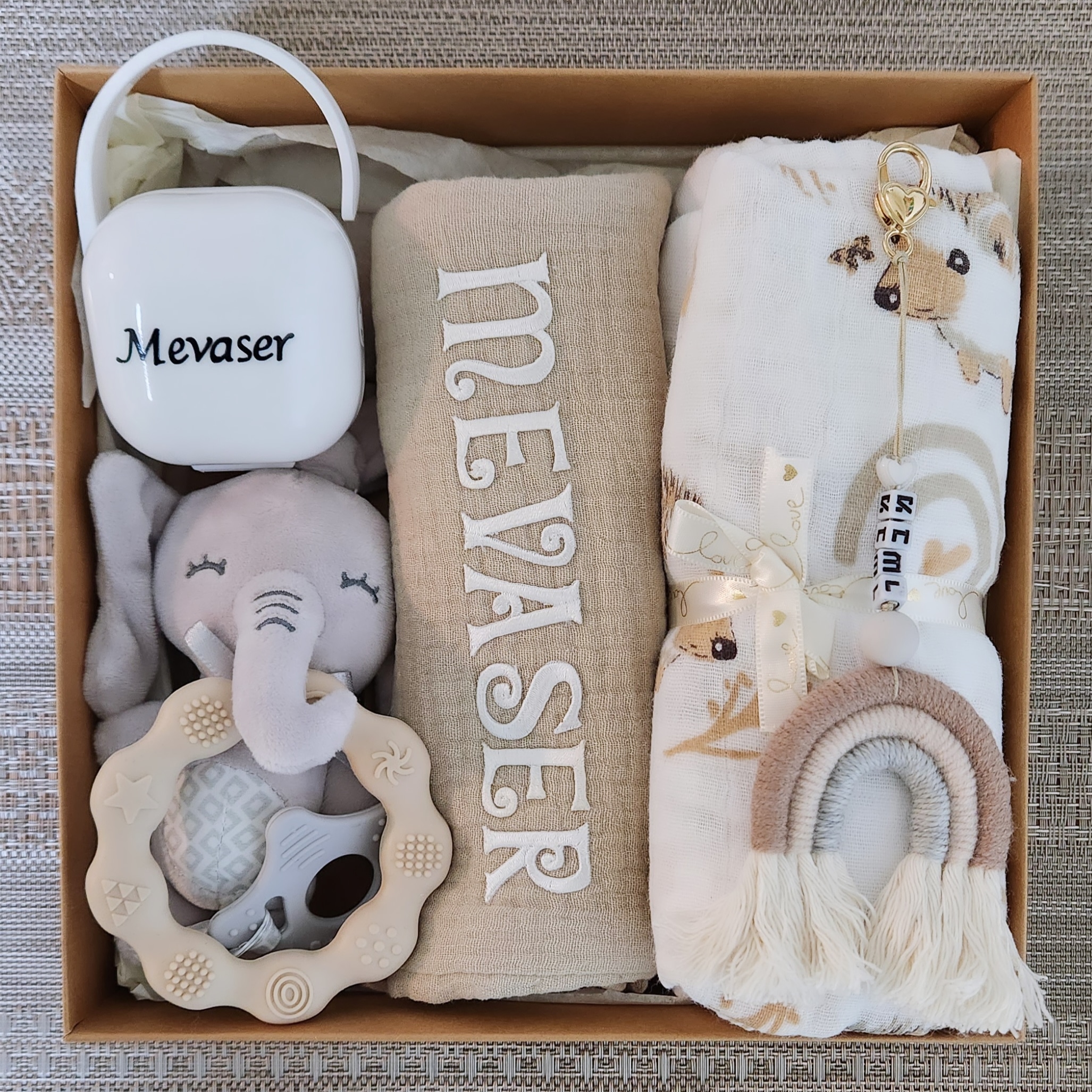 מארז לידה מתוק

מארז מתוק ומקסים להורים טריים!
מארז לידה מתוק כולל פריטים נבחרים
שמעוצבים באופן אישי עם שם הבייבי.
מתנה מושלמת ומשמחת.

מחיר: ₪230
SKU: BUNDLE-SWEET – מארז מתנה מעוצב של ליבי-שופ